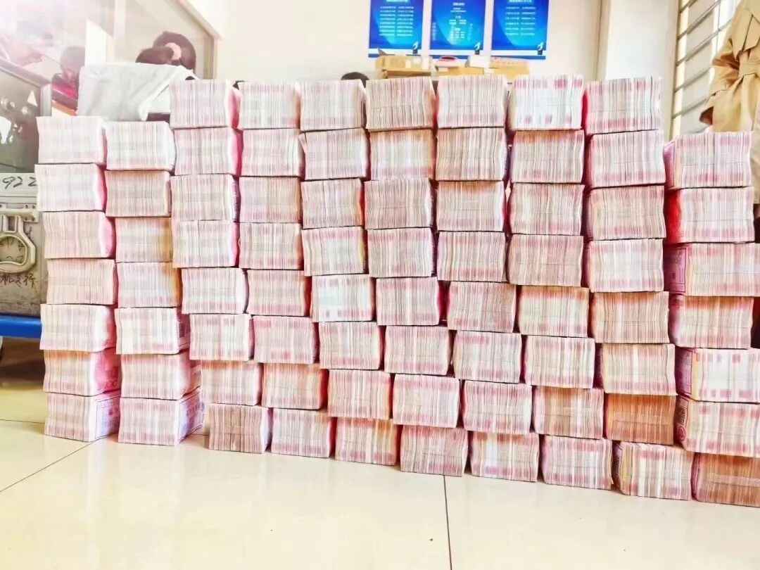 刷屏临平企业豪掷百万给员工发红包百元大钞堆成山现场照片曝光