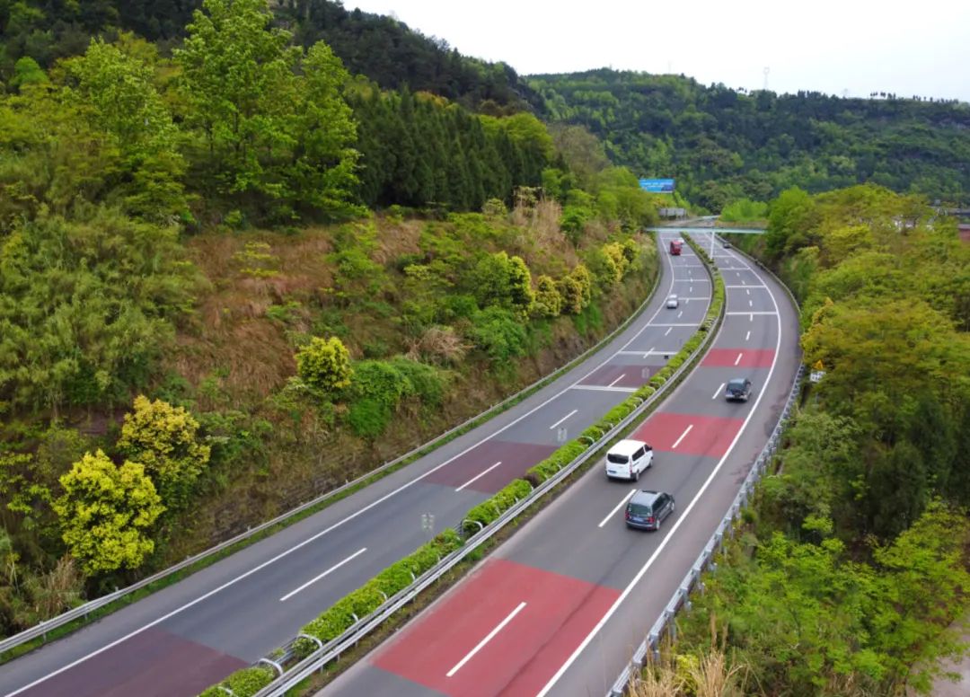 重庆高速公路山高,桥多,隧道密,如何通过创新养护方式,确保公路行驶