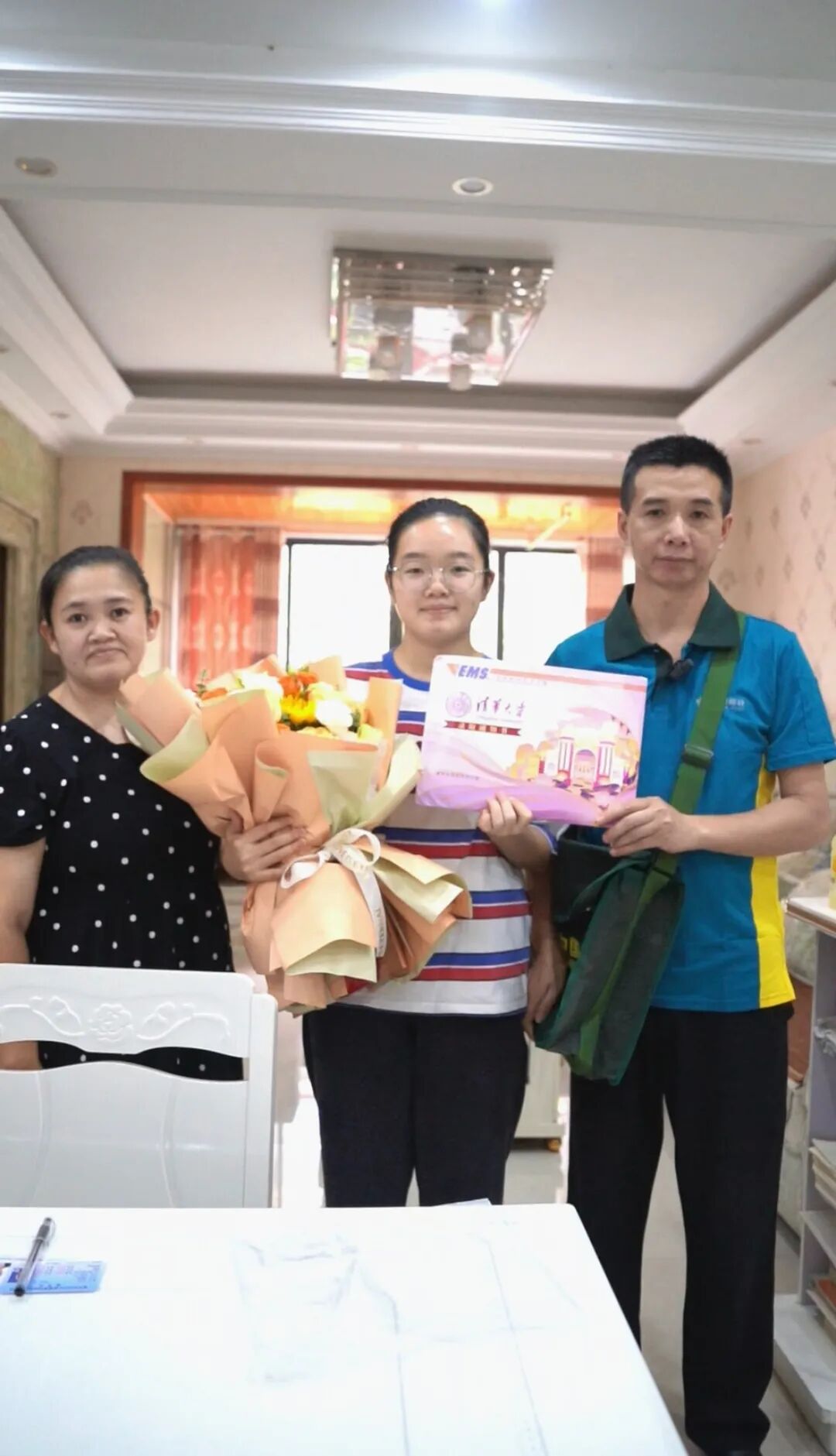 投递了那么多录取通知书，这次是给自己女儿！来自清华大学！