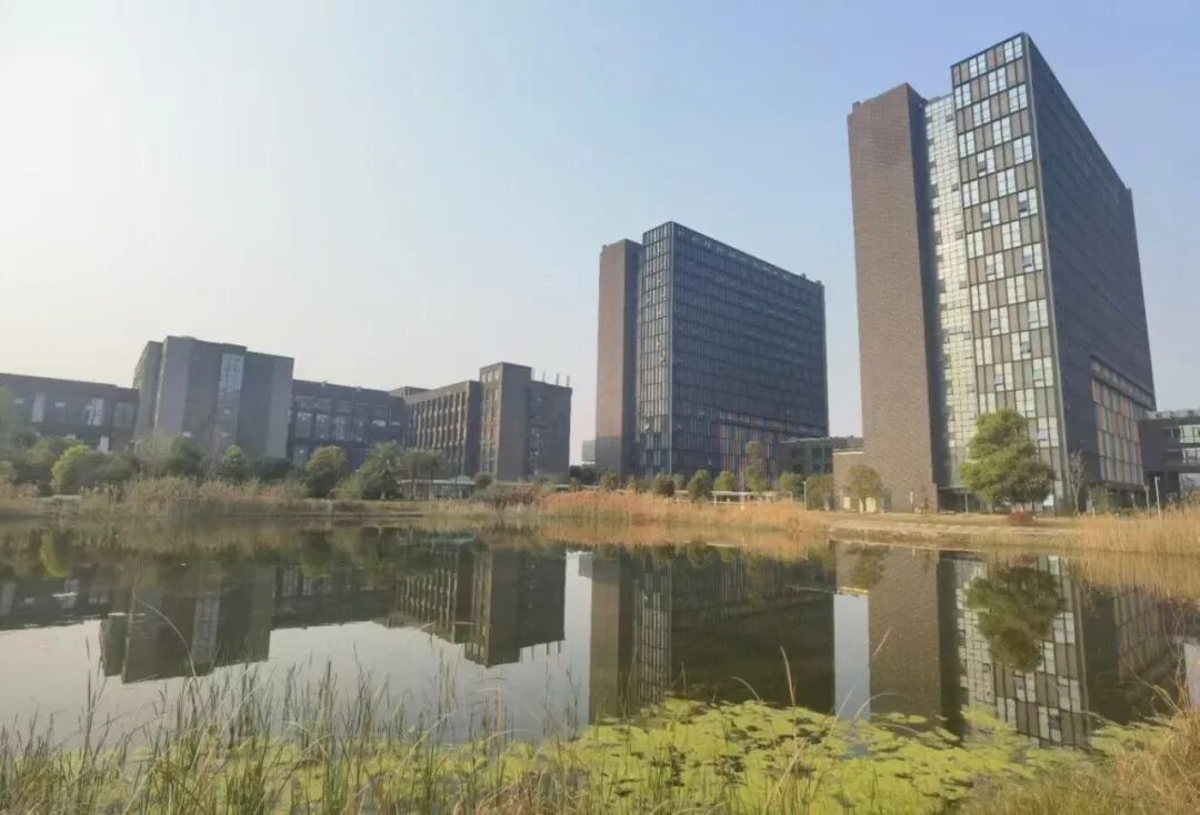园区湖景.jpg