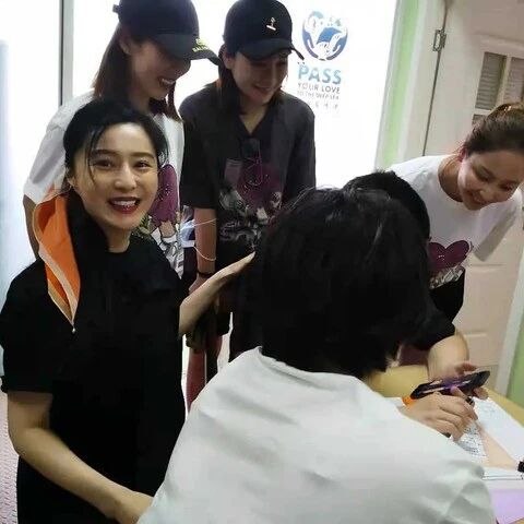 范冰冰营销美貌翻车了？用P图伪装生图被嘲虚荣，真实面容憔悴脸色蜡黄？