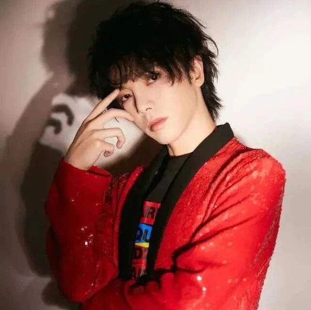 知情人爆料华晨宇整容细节：整张脸没一个地方是原装的