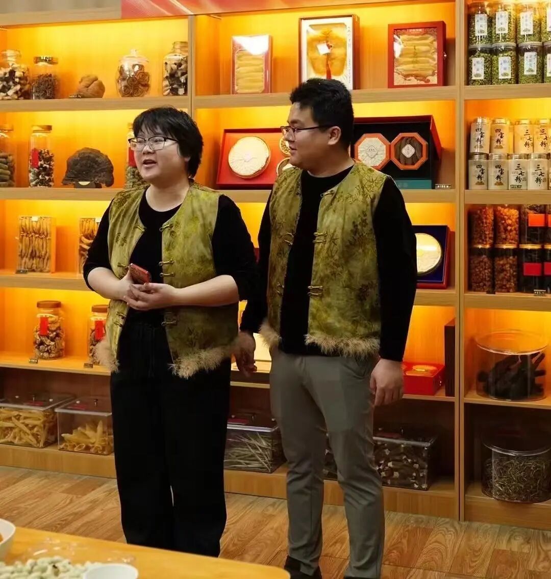 广东一对夫妇长得像复制粘贴