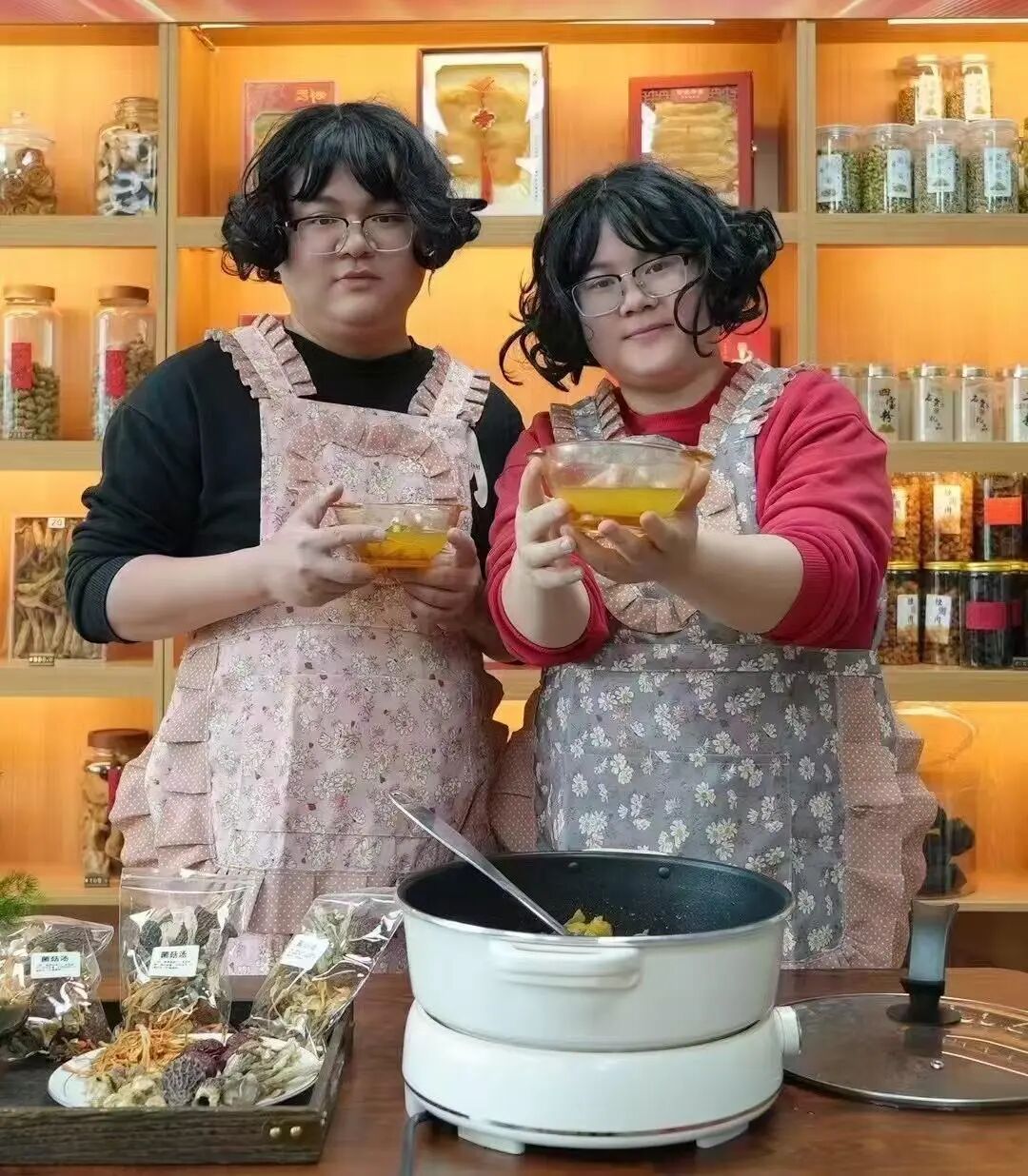 广东一对夫妇长得像复制粘贴
