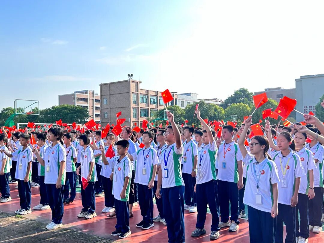 龙门中学初中部举行迎国庆升旗仪式