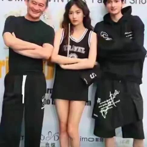 景岗山带高颜值子女走秀,儿子混血感十足,女儿身材高挑又辣又靓
