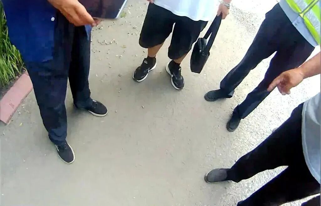 孟先生被救出后，经初步检查并无大碍.jpg