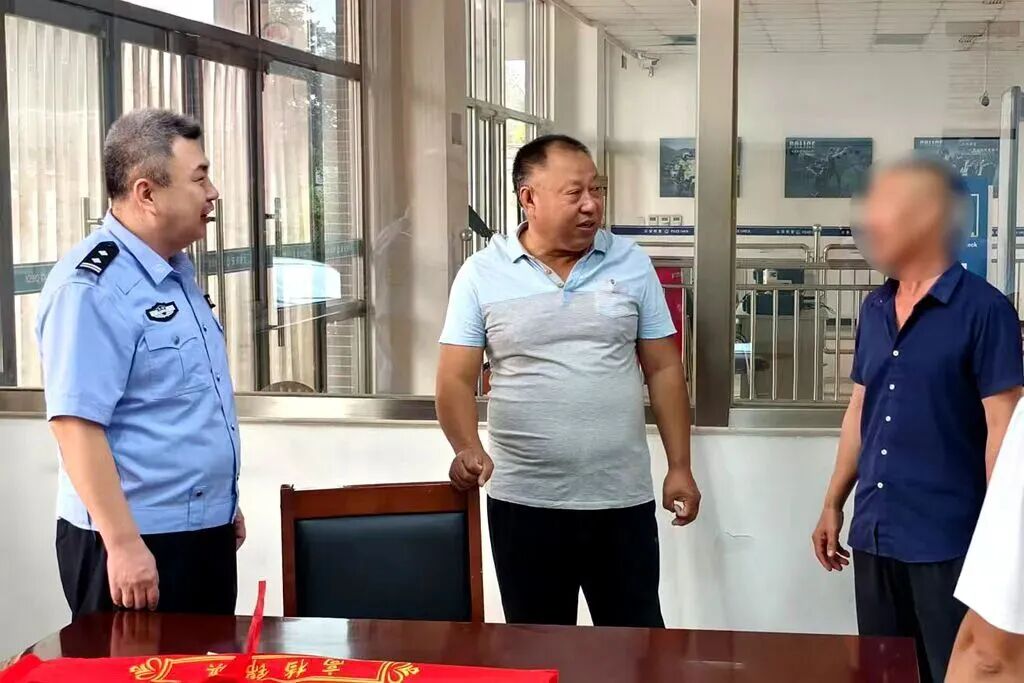 孟先生（右）向热心群众王先生（中）和民警致谢.jpg