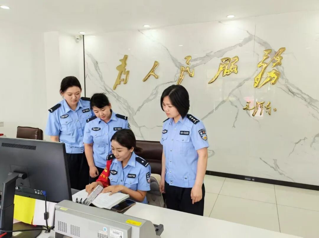 从左到右   王若暄 赵月颖 苏子薇 付楠楠.jpg
