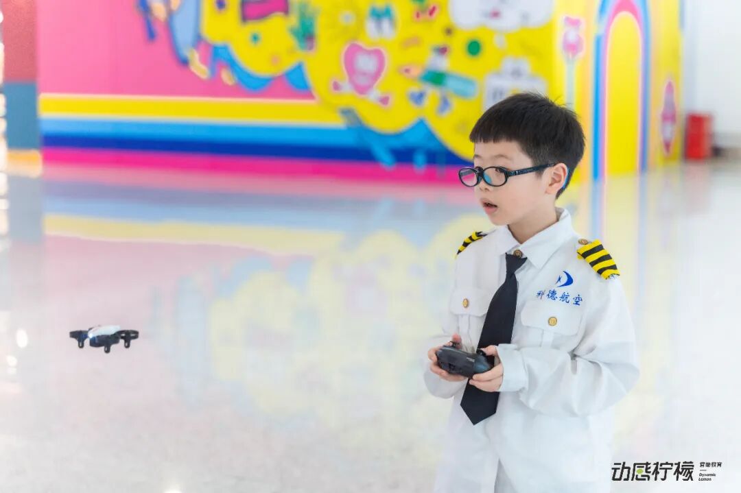 【中国小机长】黑马行&动感柠檬航空探索营 |帅!飒!酷!“万米高空”感受飞行员震撼视角,实现孩子蓝天梦!-6535 