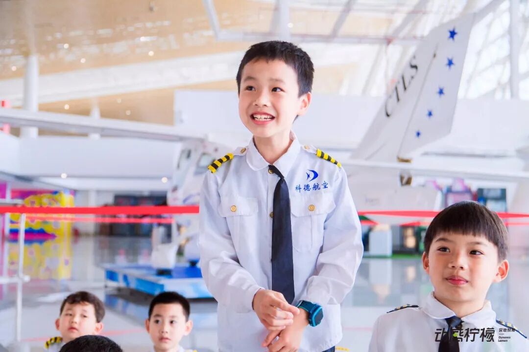 【中国小机长】黑马行&动感柠檬航空探索营 |帅!飒!酷!“万米高空”感受飞行员震撼视角,实现孩子蓝天梦!-511 