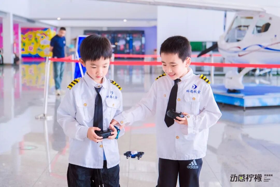 【中国小机长】黑马行&动感柠檬航空探索营 |帅!飒!酷!“万米高空”感受飞行员震撼视角,实现孩子蓝天梦!-5450 