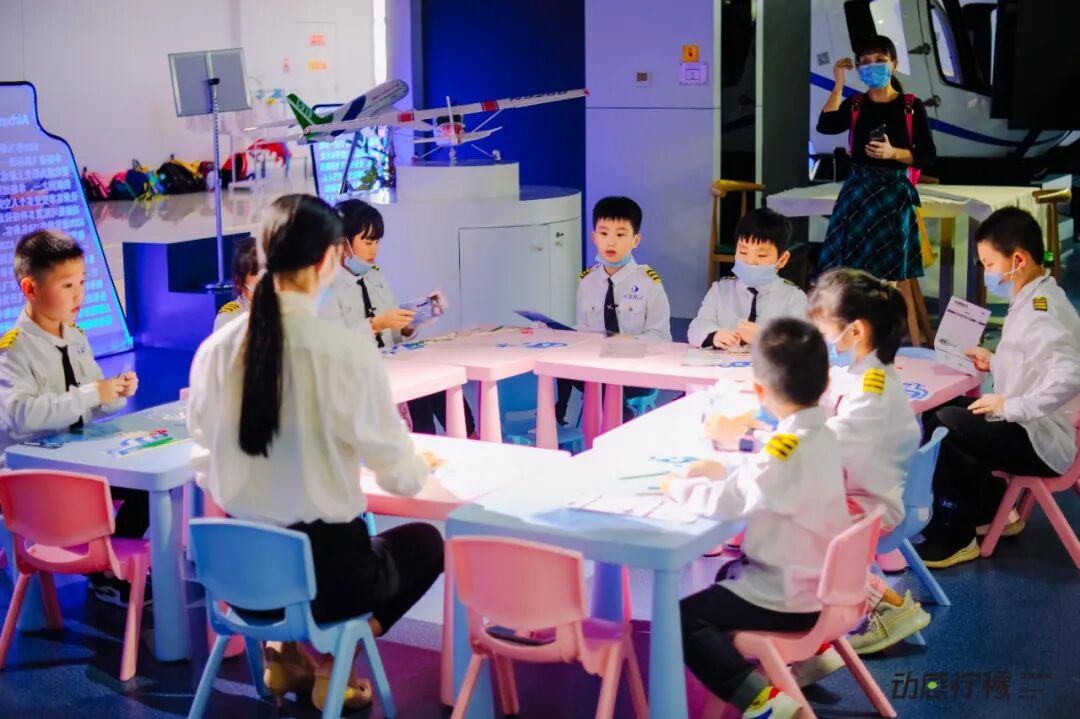 【中国小机长】黑马行&动感柠檬航空探索营 |帅!飒!酷!“万米高空”感受飞行员震撼视角,实现孩子蓝天梦!-7761 