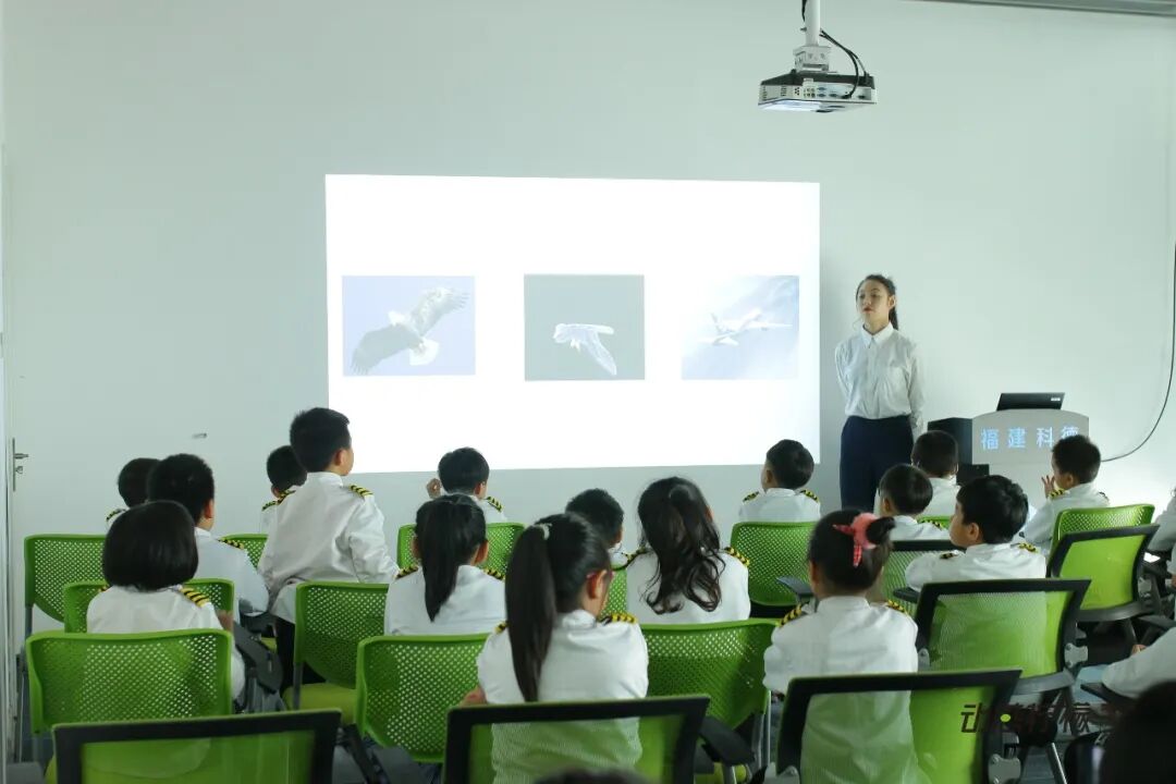 【中国小机长】黑马行&动感柠檬航空探索营 |帅!飒!酷!“万米高空”感受飞行员震撼视角,实现孩子蓝天梦!-4389 