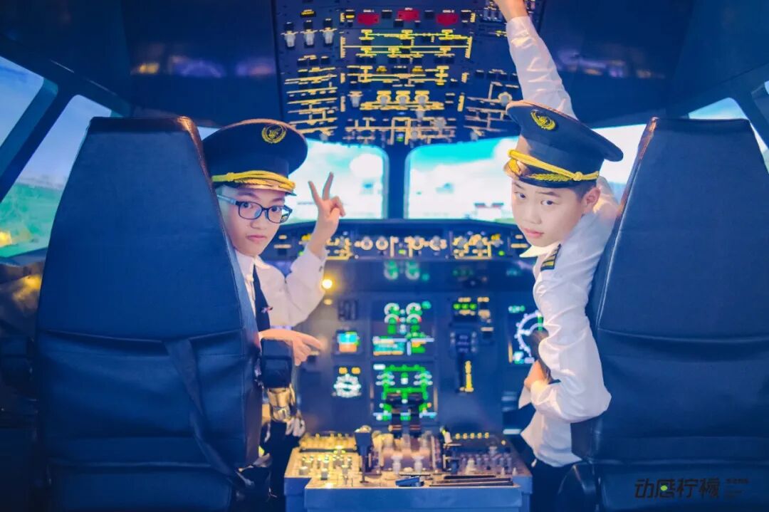 【中国小机长】黑马行&动感柠檬航空探索营 |帅!飒!酷!“万米高空”感受飞行员震撼视角,实现孩子蓝天梦!-3855 