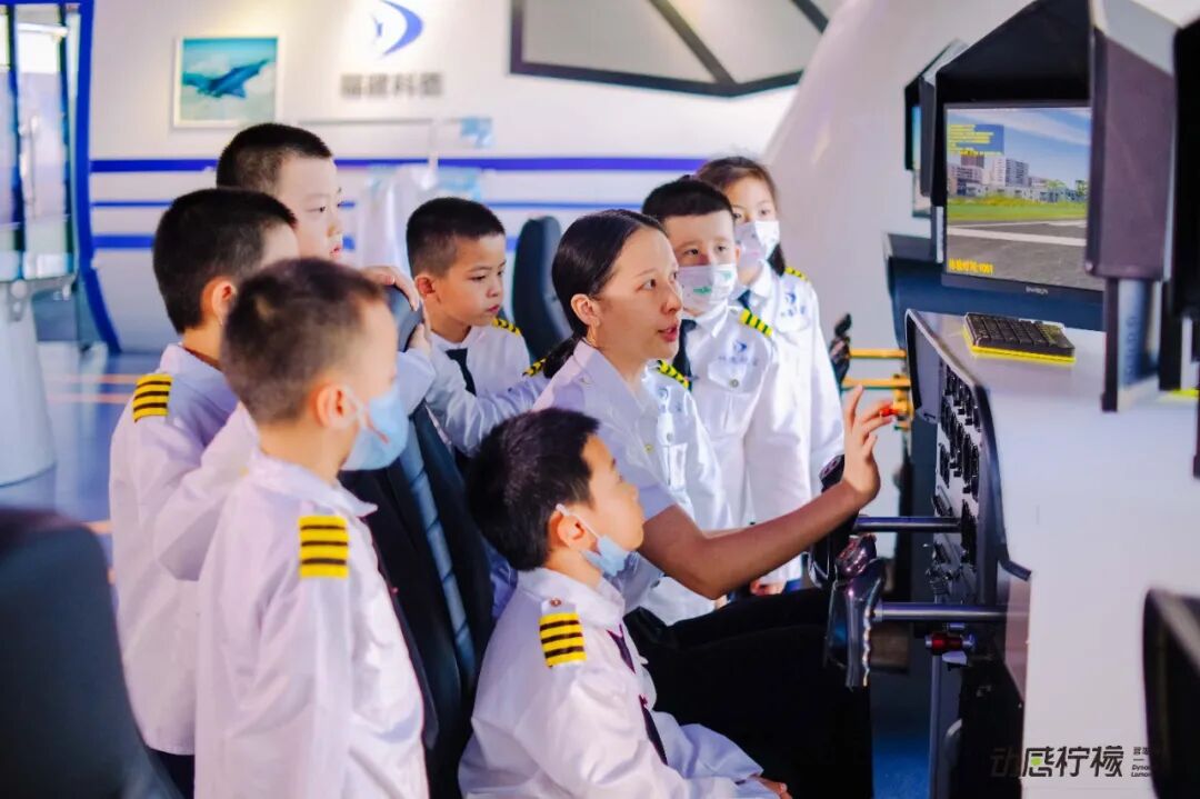 【中国小机长】黑马行&动感柠檬航空探索营 |帅!飒!酷!“万米高空”感受飞行员震撼视角,实现孩子蓝天梦!-185 