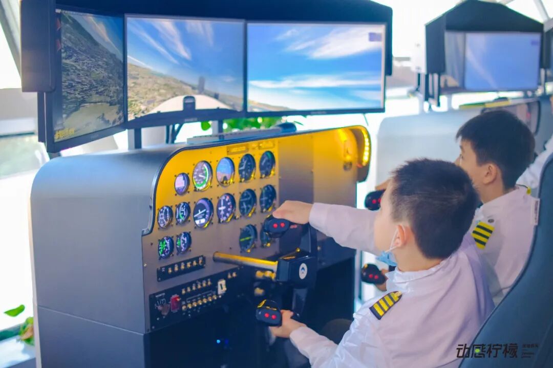 【中国小机长】黑马行&动感柠檬航空探索营 |帅!飒!酷!“万米高空”感受飞行员震撼视角,实现孩子蓝天梦!-7400 