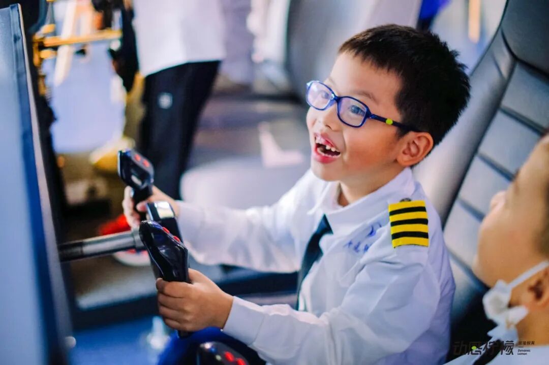 【中国小机长】黑马行&动感柠檬航空探索营 |帅!飒!酷!“万米高空”感受飞行员震撼视角,实现孩子蓝天梦!-2168 