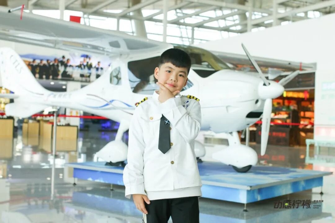 【中国小机长】黑马行&动感柠檬航空探索营 |帅!飒!酷!“万米高空”感受飞行员震撼视角,实现孩子蓝天梦!-7174 