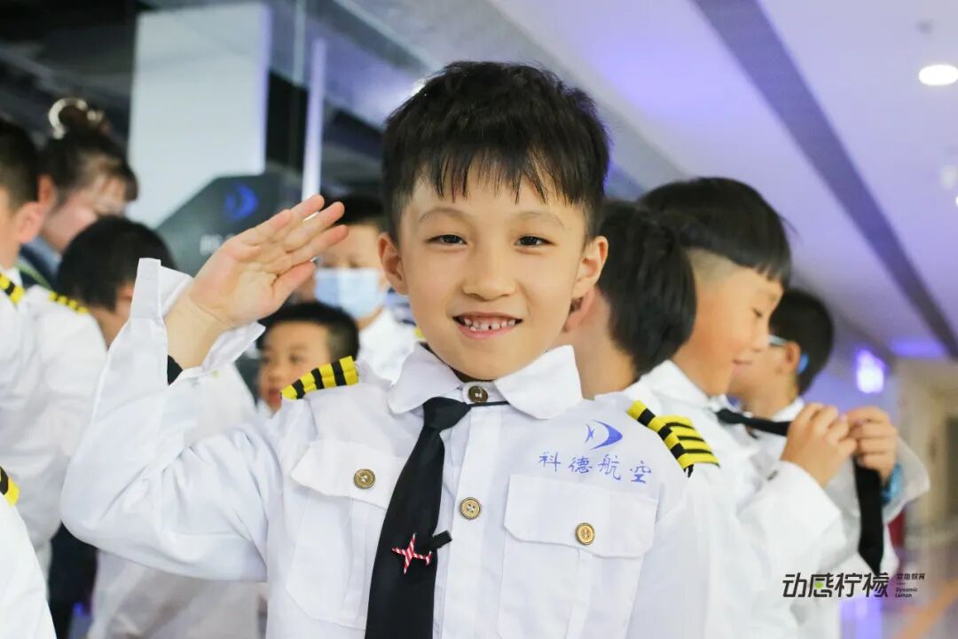 【中国小机长】黑马行&动感柠檬航空探索营 |帅!飒!酷!“万米高空”感受飞行员震撼视角,实现孩子蓝天梦!-4305 