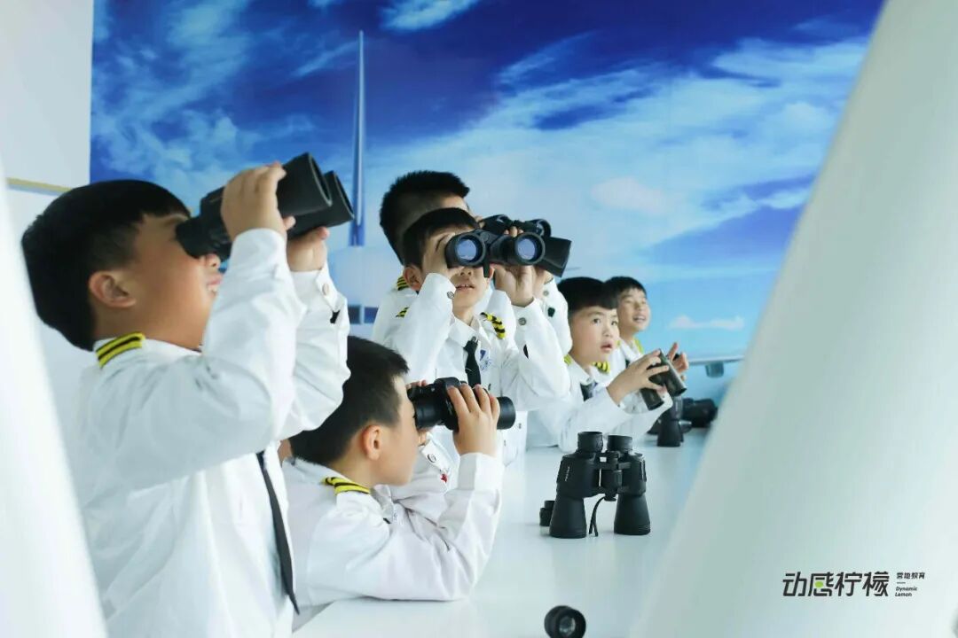 【中国小机长】黑马行&动感柠檬航空探索营 |帅!飒!酷!“万米高空”感受飞行员震撼视角,实现孩子蓝天梦!-5823 