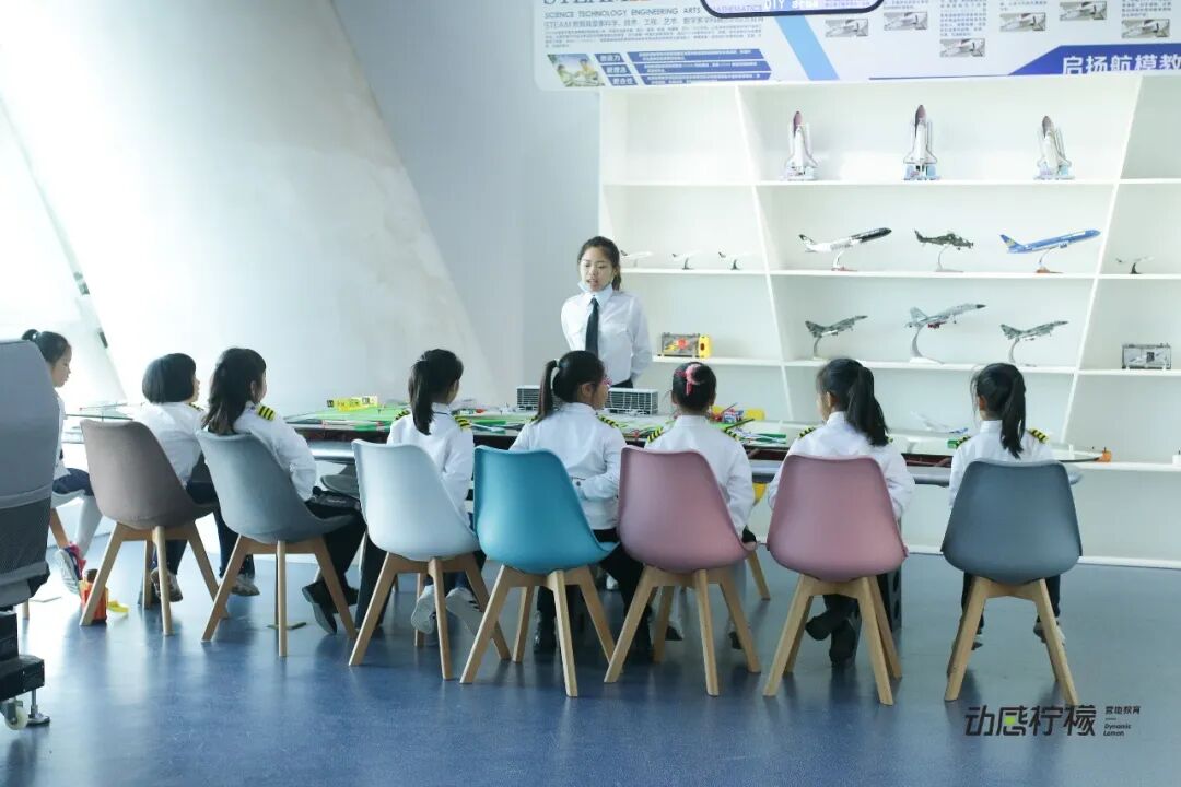 【中国小机长】黑马行&动感柠檬航空探索营 |帅!飒!酷!“万米高空”感受飞行员震撼视角,实现孩子蓝天梦!-5216 