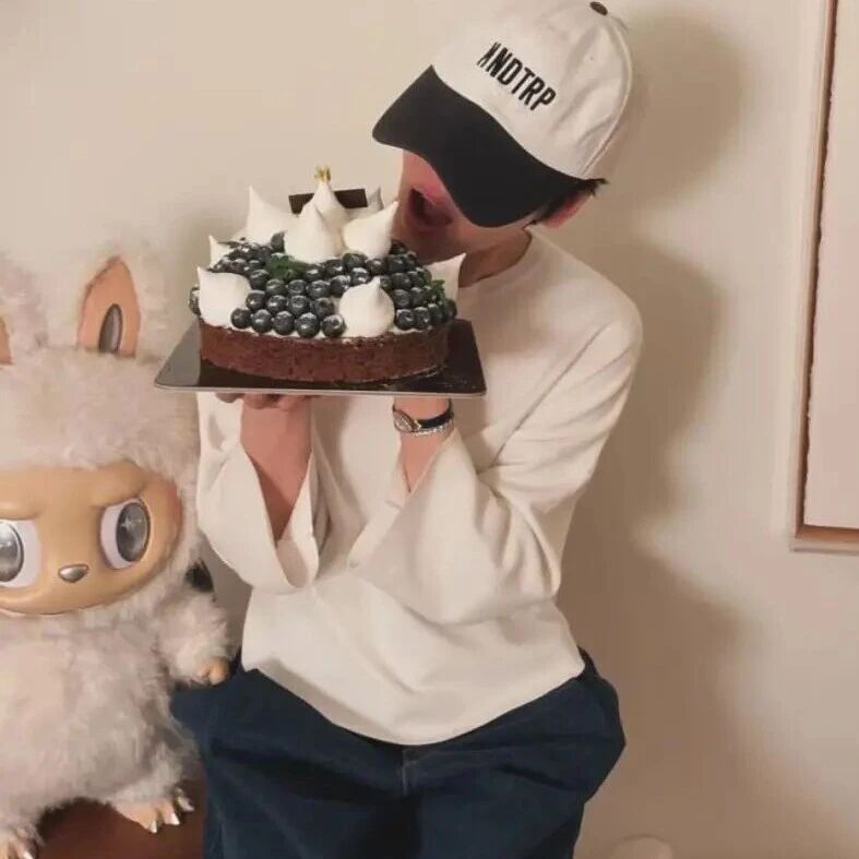 宋慧乔晒44岁生日美照!乔妹又和Labubu、星星人同框了