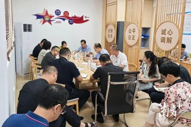 梅县区综治中心召开矛盾纠纷分析研判会。受访者供图