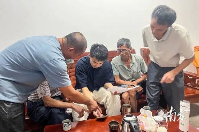 白渡镇综治中心开展纠纷调解工作。受访者供图