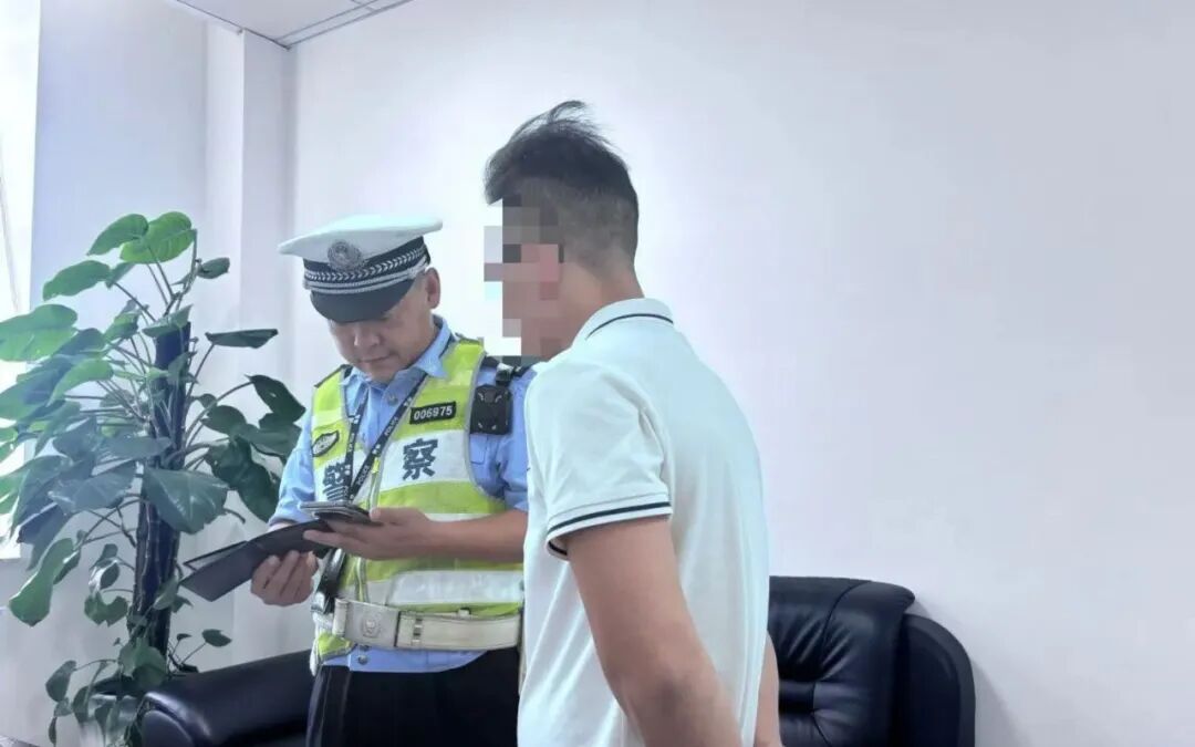 群众举报：大货车强行加塞变道 贵州贵阳公安交警：罚！
