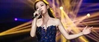 张靓颖从高台摔落,演唱会结束后发文报平安:放心!我没事!顺利进入新的一岁