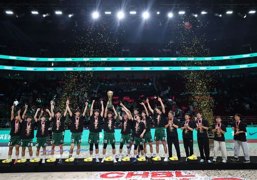 广东实验中学男篮夺得全国冠军 新华社/图