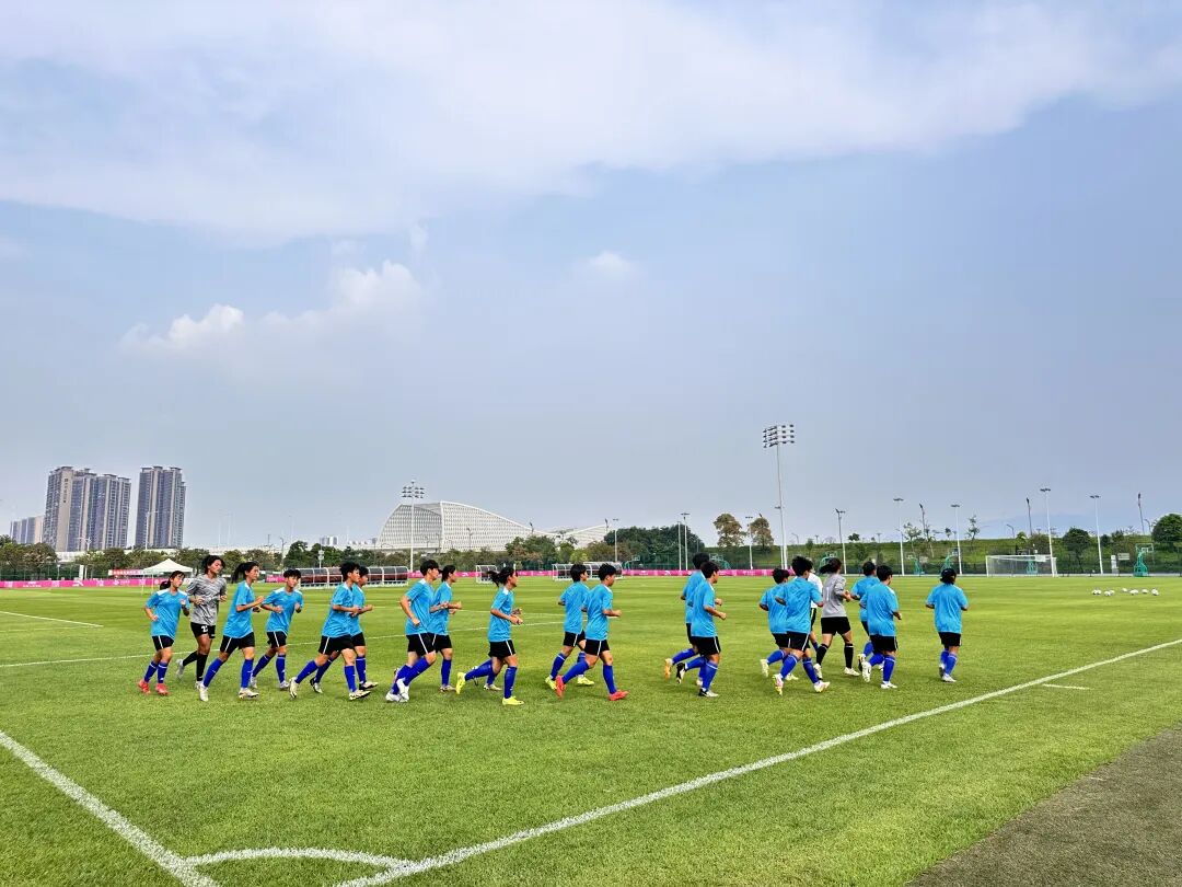 河北省U18女子足球队进行适应性训练。肇庆市融媒体中心记者 刘浩辉 摄