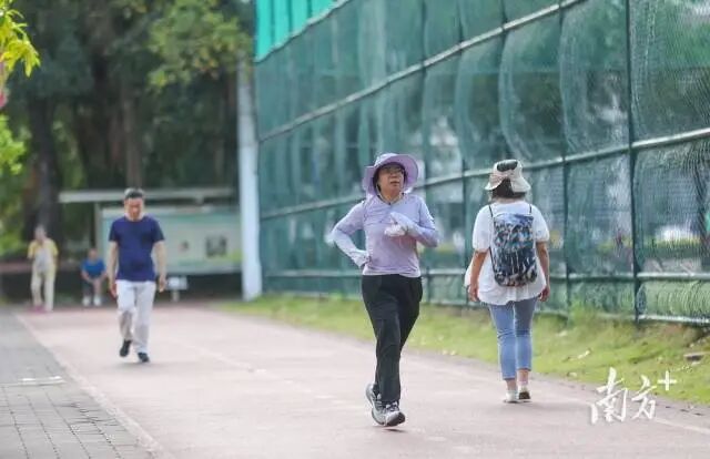 中山市全民健身广场，市民在运动。