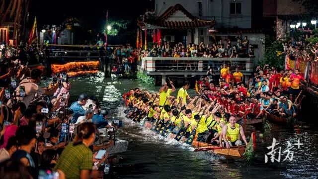 2024年5月25日，广东佛山，一年一度的叠滘龙舟飘移赛现场人声鼎沸，热闹非凡。