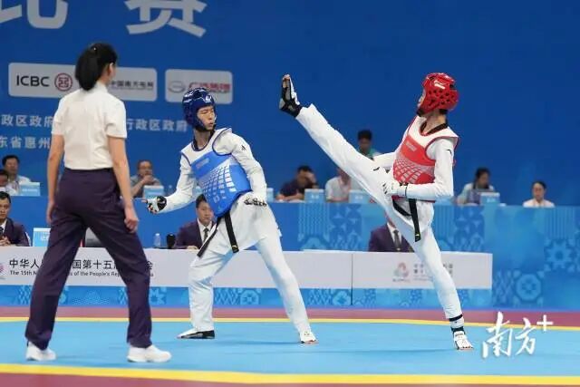 右一为黄科奋。