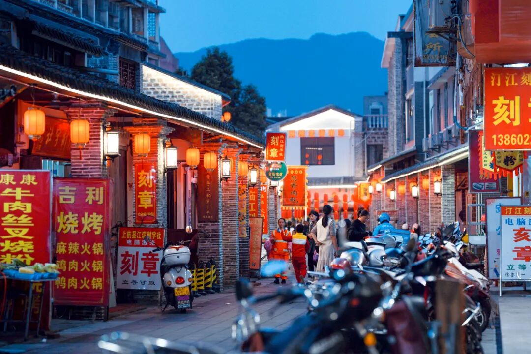 古朴的店铺,层叠的老屋每一处都弥漫着岁月的痕迹夜色降临的瓦子街又