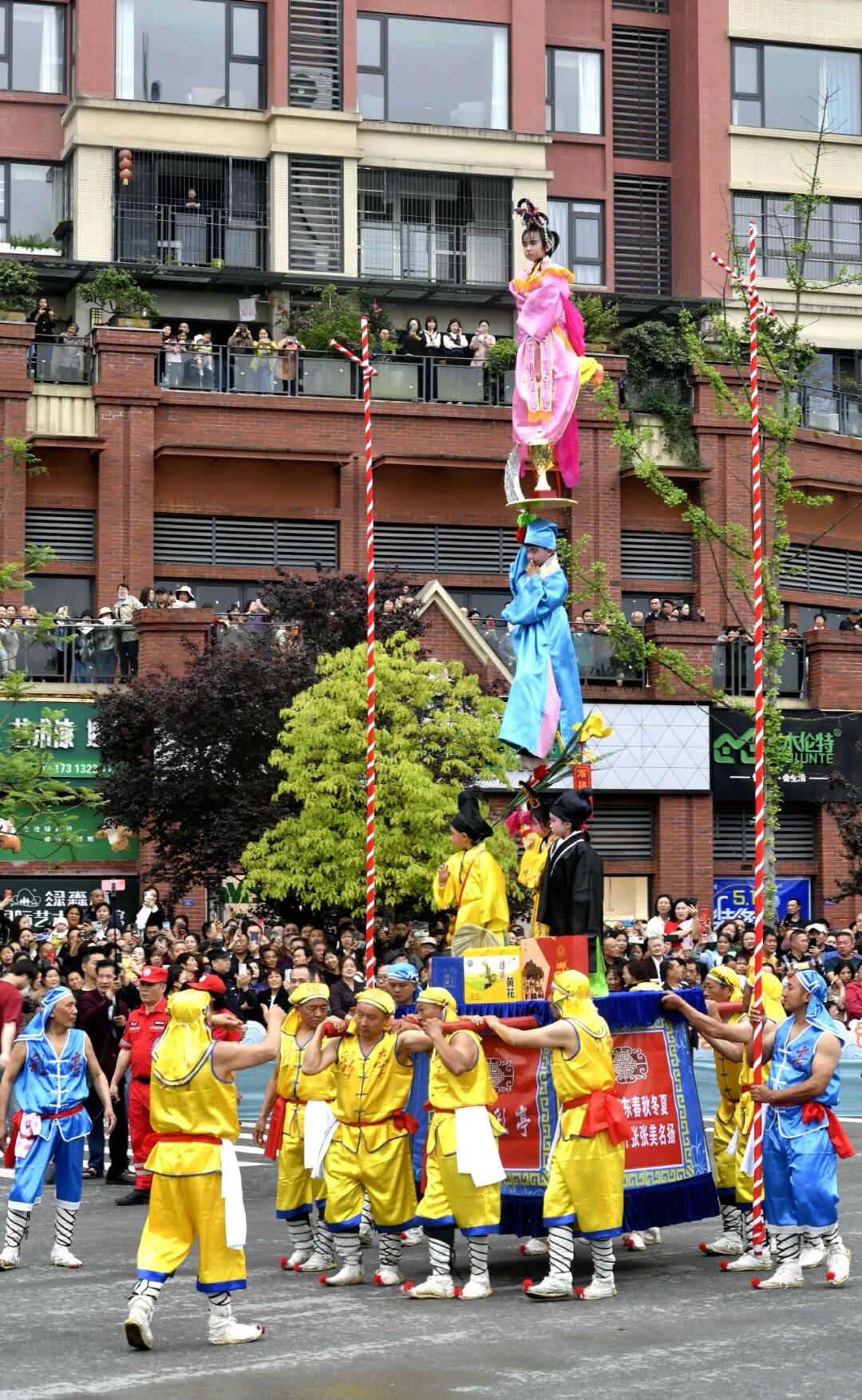 四川有个叫"小重庆"的千年古镇,这里的人在8米高空行走