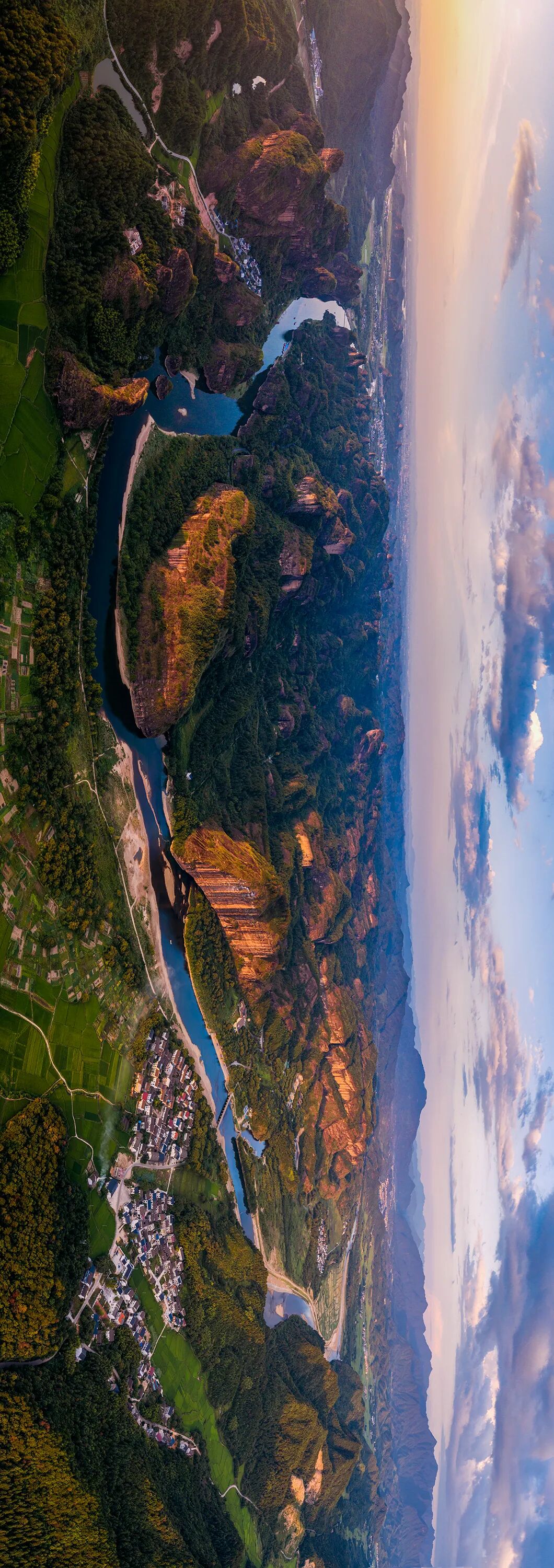 龙虎山位于江西省鹰潭市,距市中心20公里