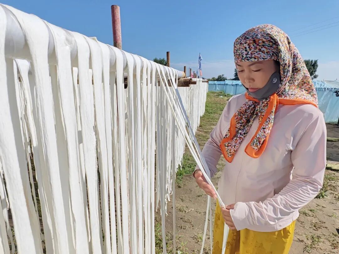 务工人员修正葫芦条（刘昭磊摄） (2).jpg