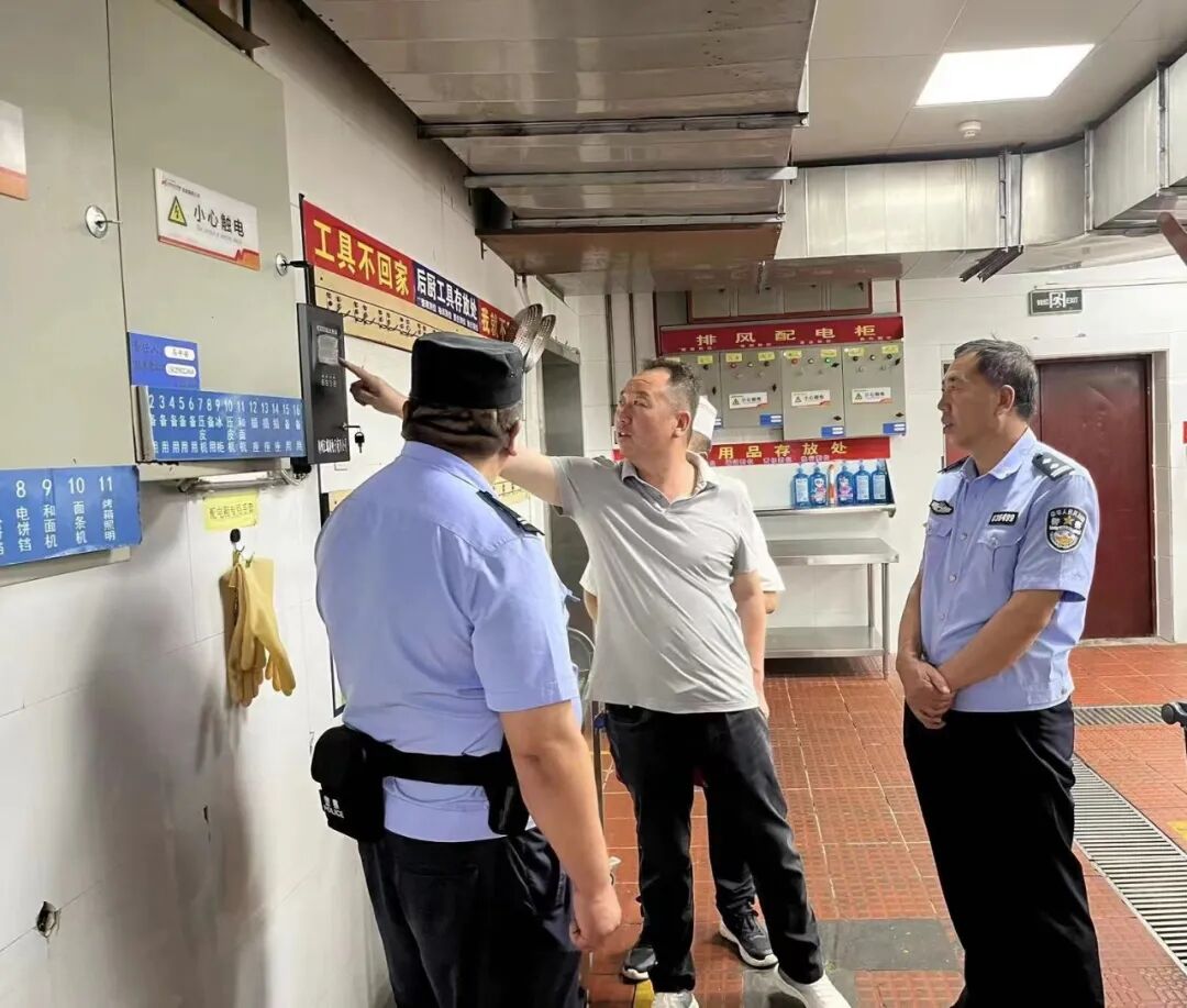 金鸡滩派出所对公司食堂区域天然气输送管道及设阀门使用等情况进行安全排查