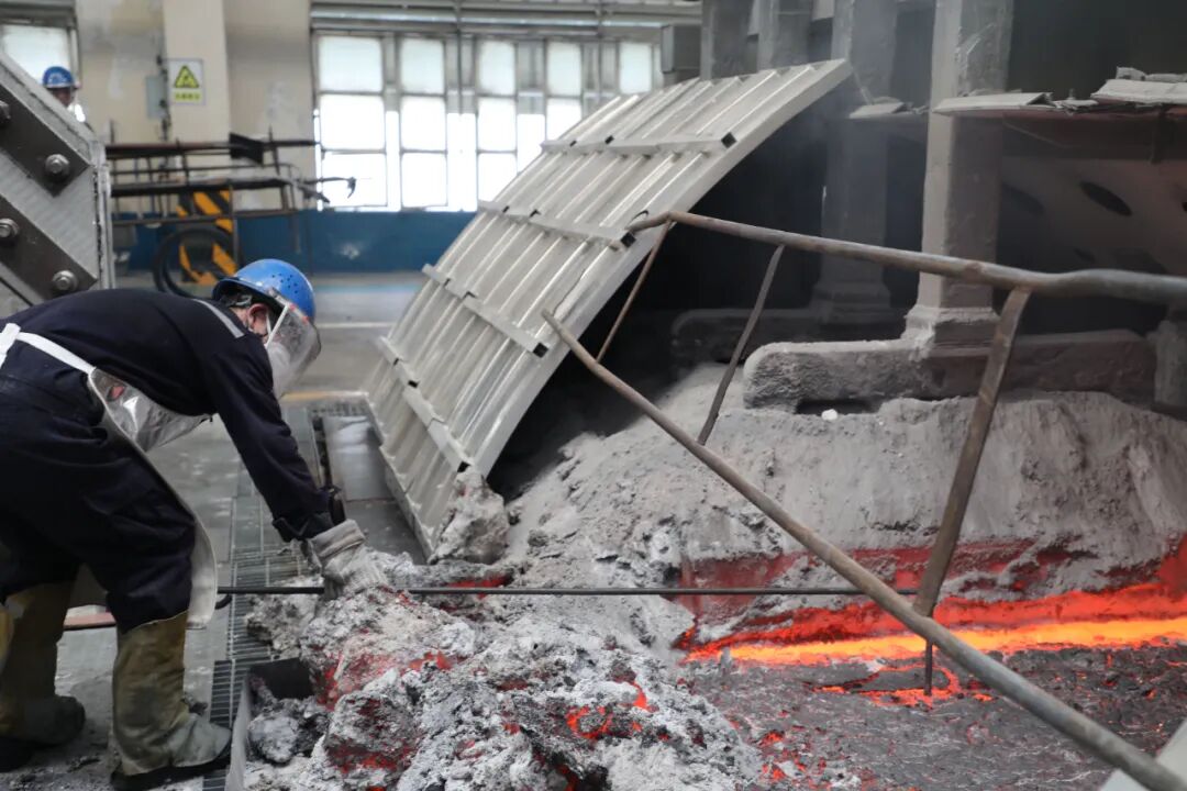 面对“高烤” 他们用汗水诠释责任——记榆林新材料集团一线工人高温下的坚守