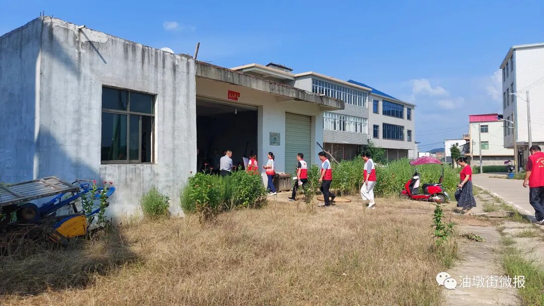 鄱阳油墩街镇社会各界爱心接力汇大爱点亮困境准大学生的求学路