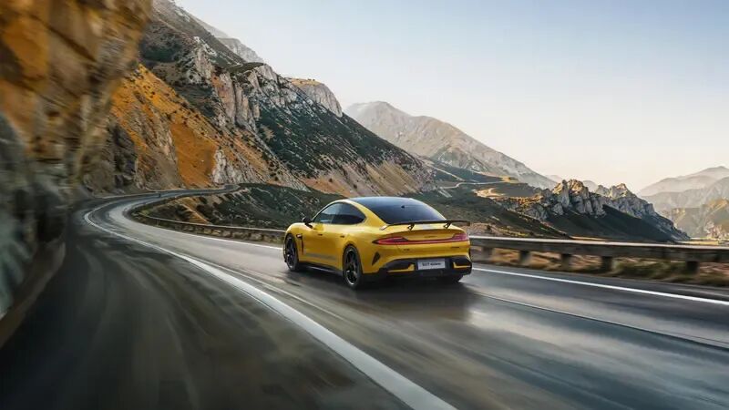 朋友们早ﾉ☀ 一组超帅的小米SU7 Ultra送给大家~ 周一，马力全开！