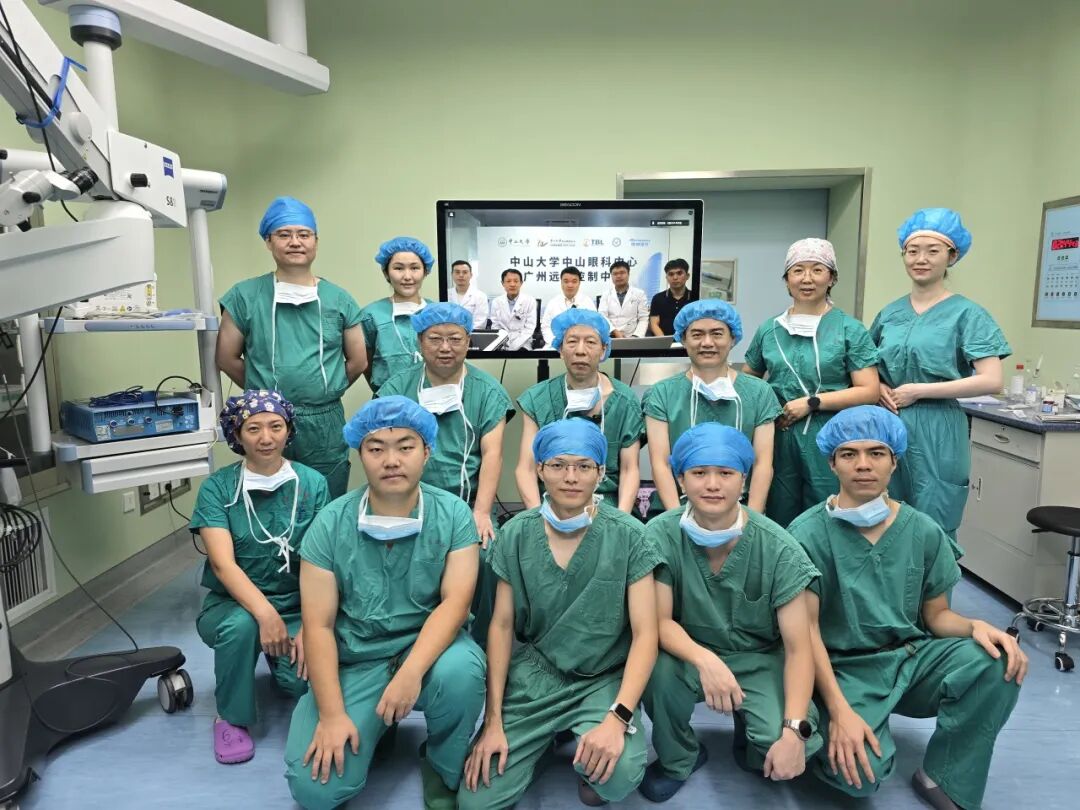 手术团队在完成全球首例远程视网膜下注射后合影