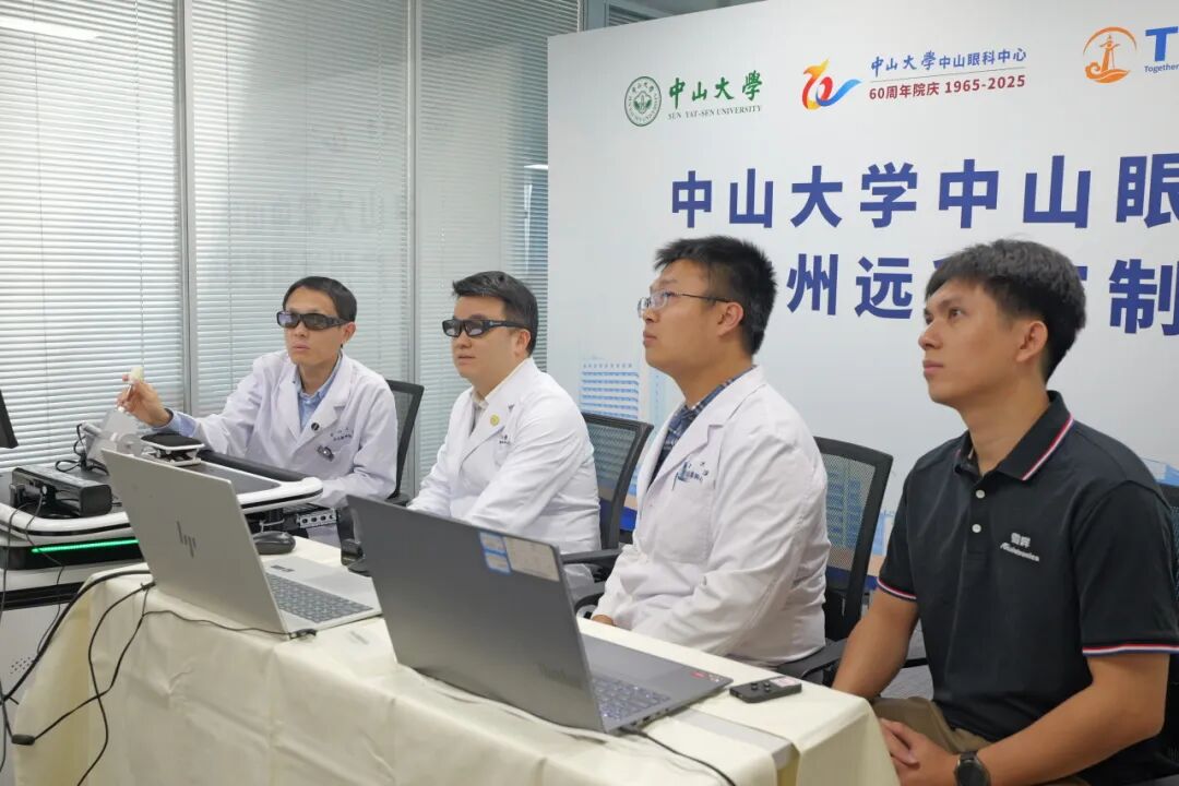 林浩添教授指导团队进行手术机器人调试