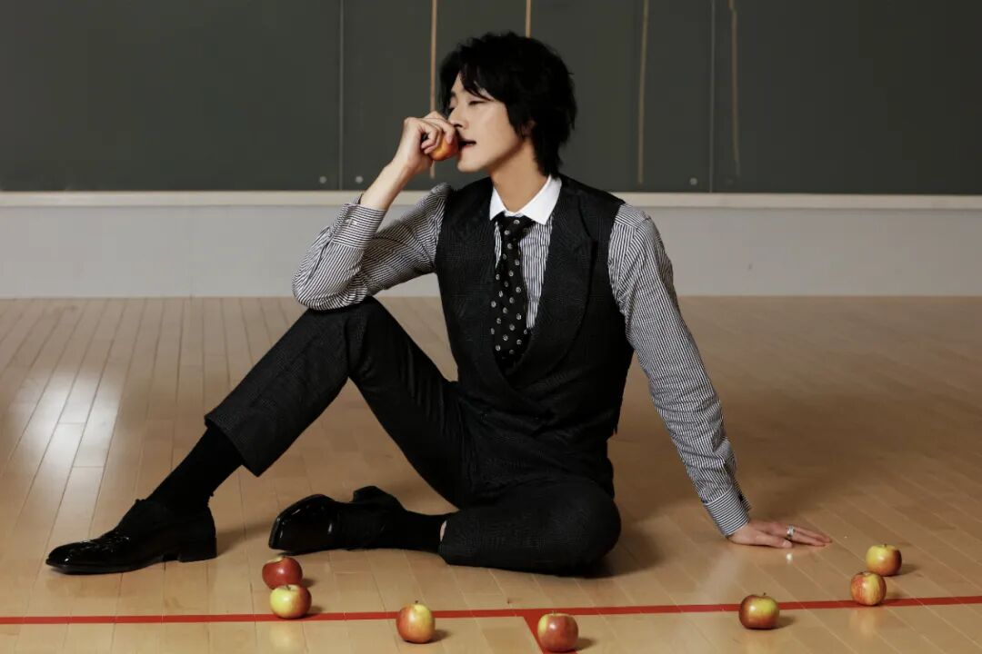 钟楚曦郑云龙亮相上海电视节红毯