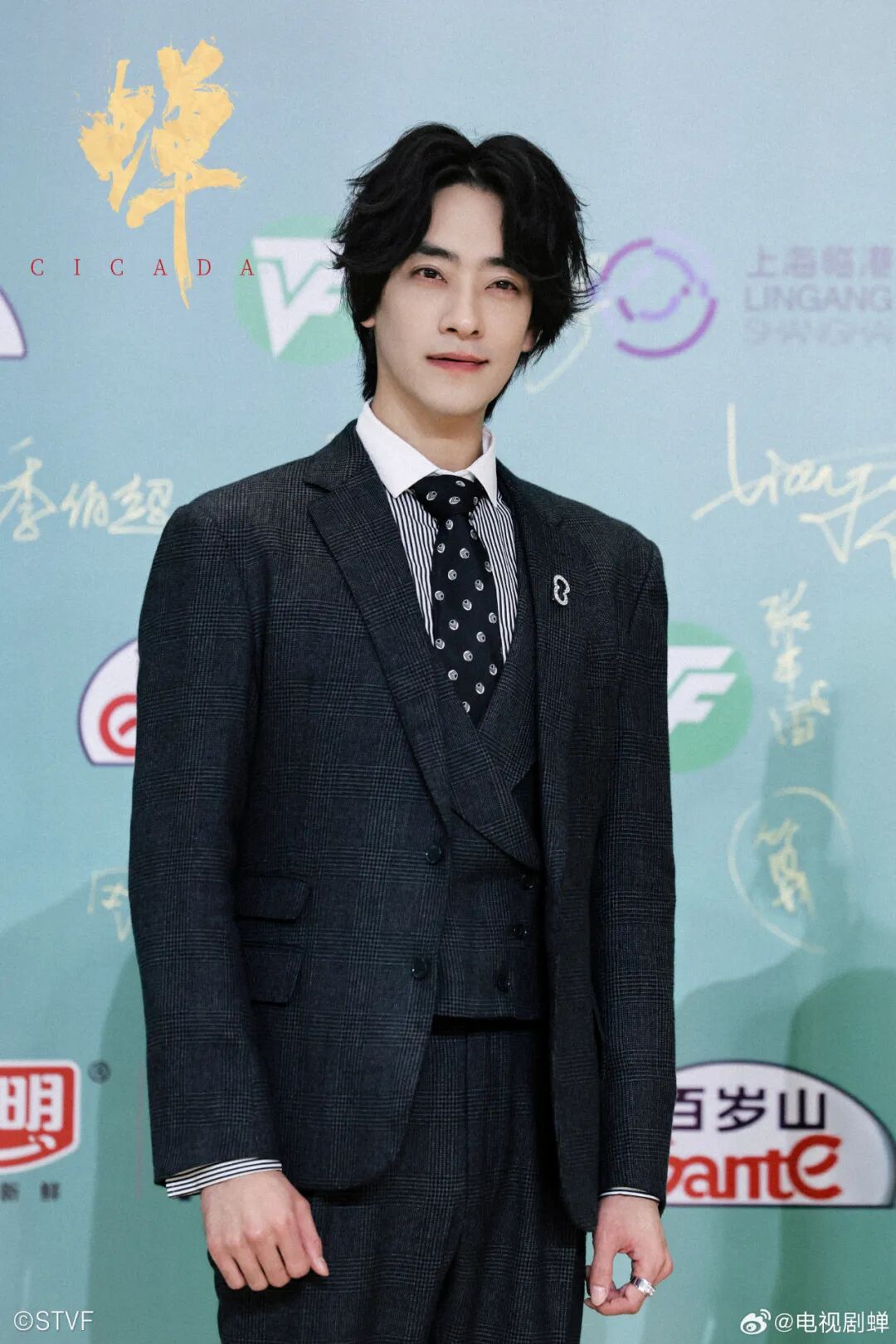 钟楚曦郑云龙亮相上海电视节红毯