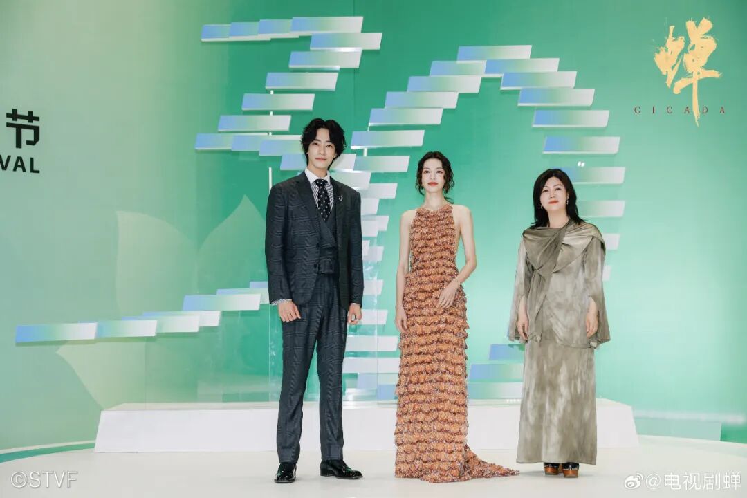 钟楚曦郑云龙亮相上海电视节红毯