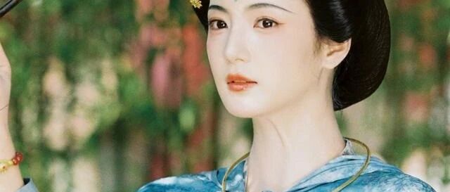 张雅钦秋日胡同写真发布,焦糖棕造型演绎时尚